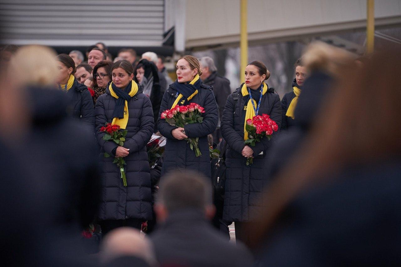 В «Борисполе» прощаются с жертвами авиакатастрофы самолета МАУ, фото — Офис президента