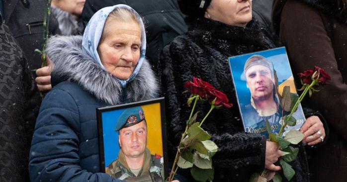 Вшанування захисників Донецького аеропорту. Фото: Офіс президента