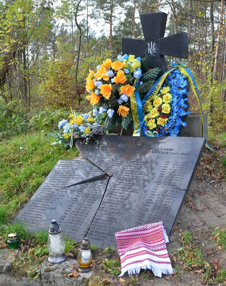 Разбитая мемориальная доска, ноябрь 2019 года. Фото: Каси Комар-Мацинська