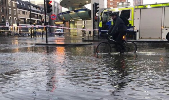 Новости Великобритании: в Лондоне затопило метро и разорвало дорогу, фото — BBC