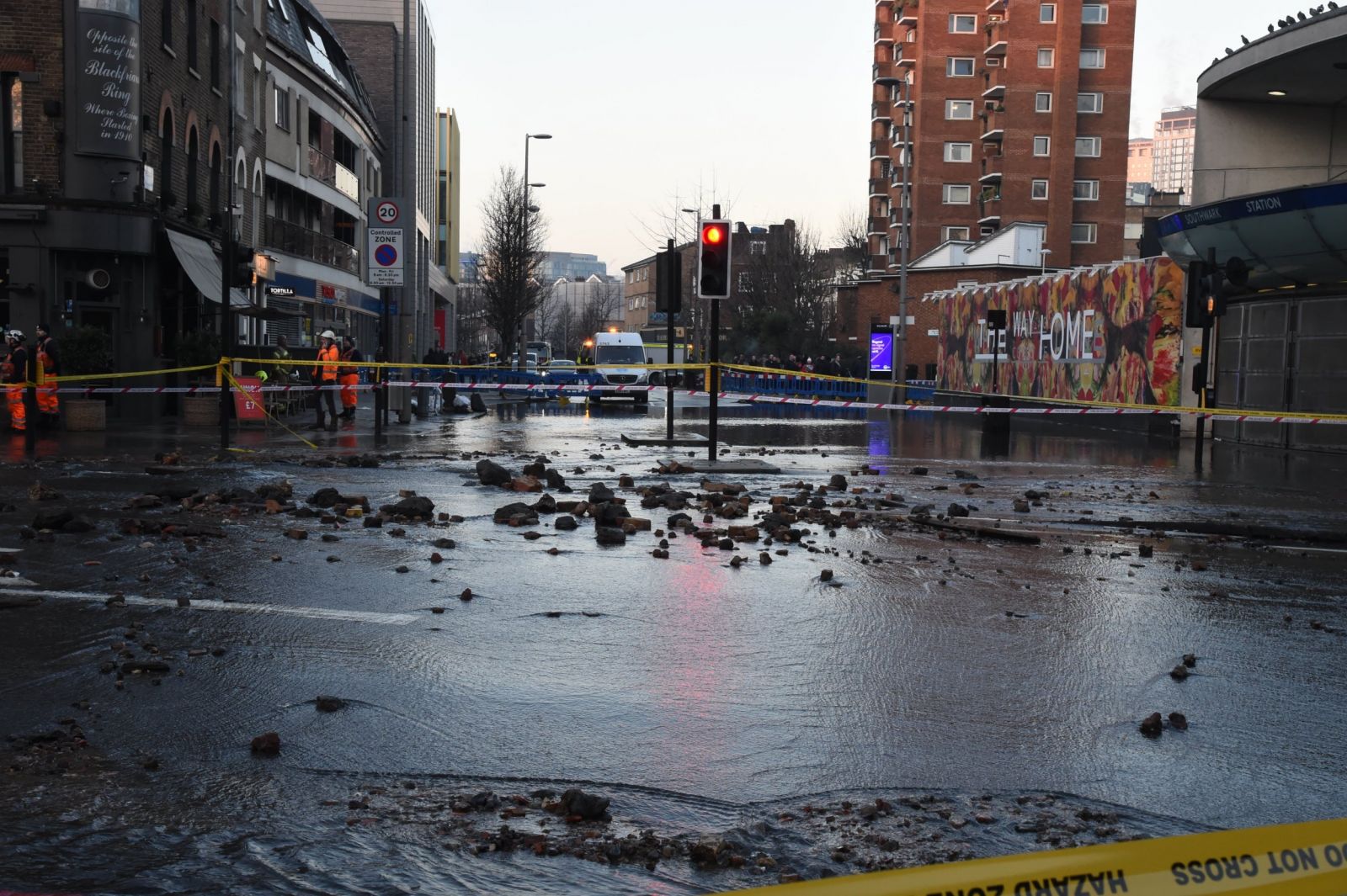 Новини Великої Британії: у Лондоні затопило метро і розірвало дорогу, фото — Daily Mail