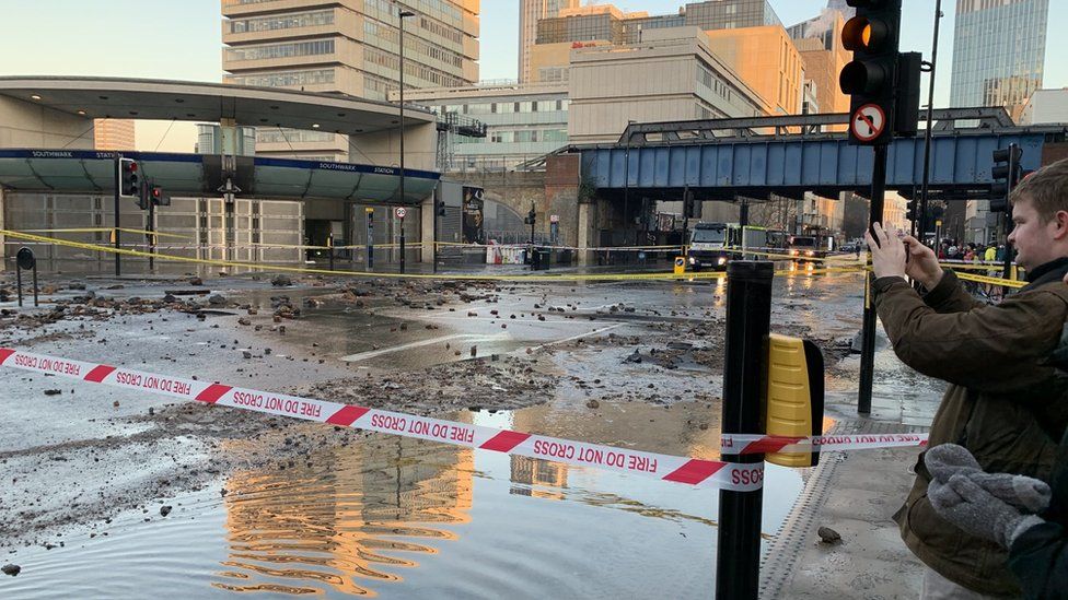 Новости Великобритании: в Лондоне затопило метро и разорвало дорогу, фото — Daily Mail