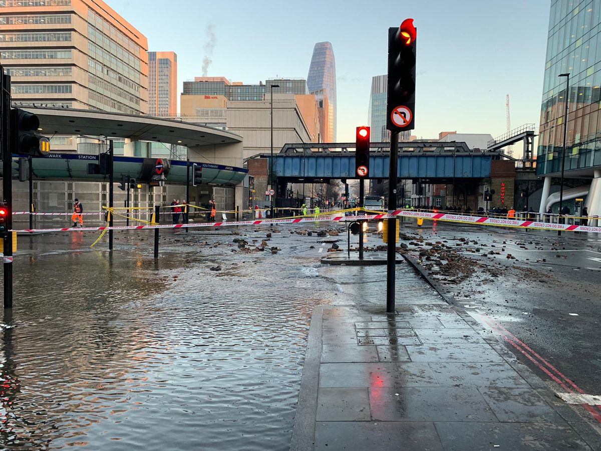 Новости Великобритании: в Лондоне затопило метро и разорвало дорогу, фото — Daily Mail