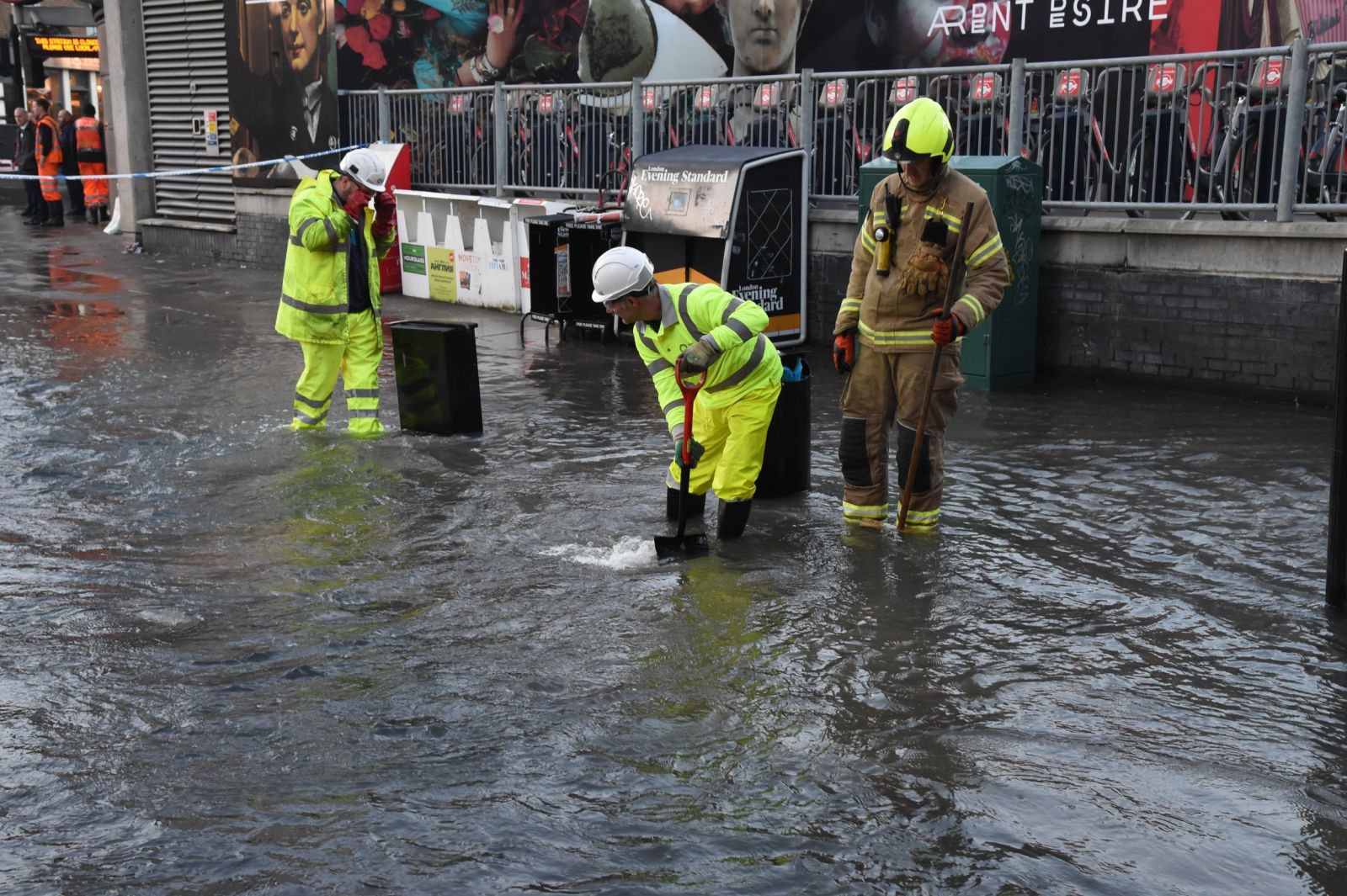 Новости Великобритании: в Лондоне затопило метро и разорвало дорогу, фото — BBC