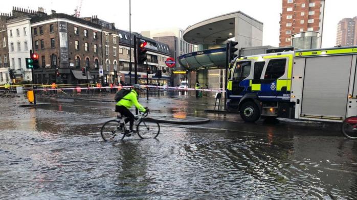 Новости Великобритании: в Лондоне затопило метро и разорвало дорогу, фото - BBC