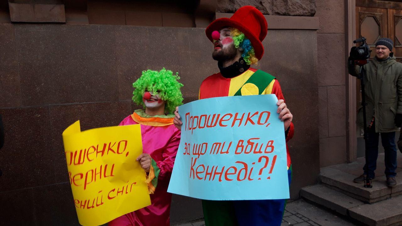 Допрос Порошенко: под ГБР митингуют сторонники и противники экс-президента. Фото: Страна
