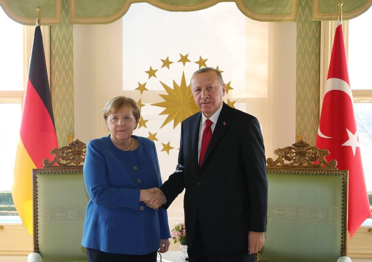 Меркель в Турции получила шлемом и зеркало для силы и богатства, фото: Sozcu