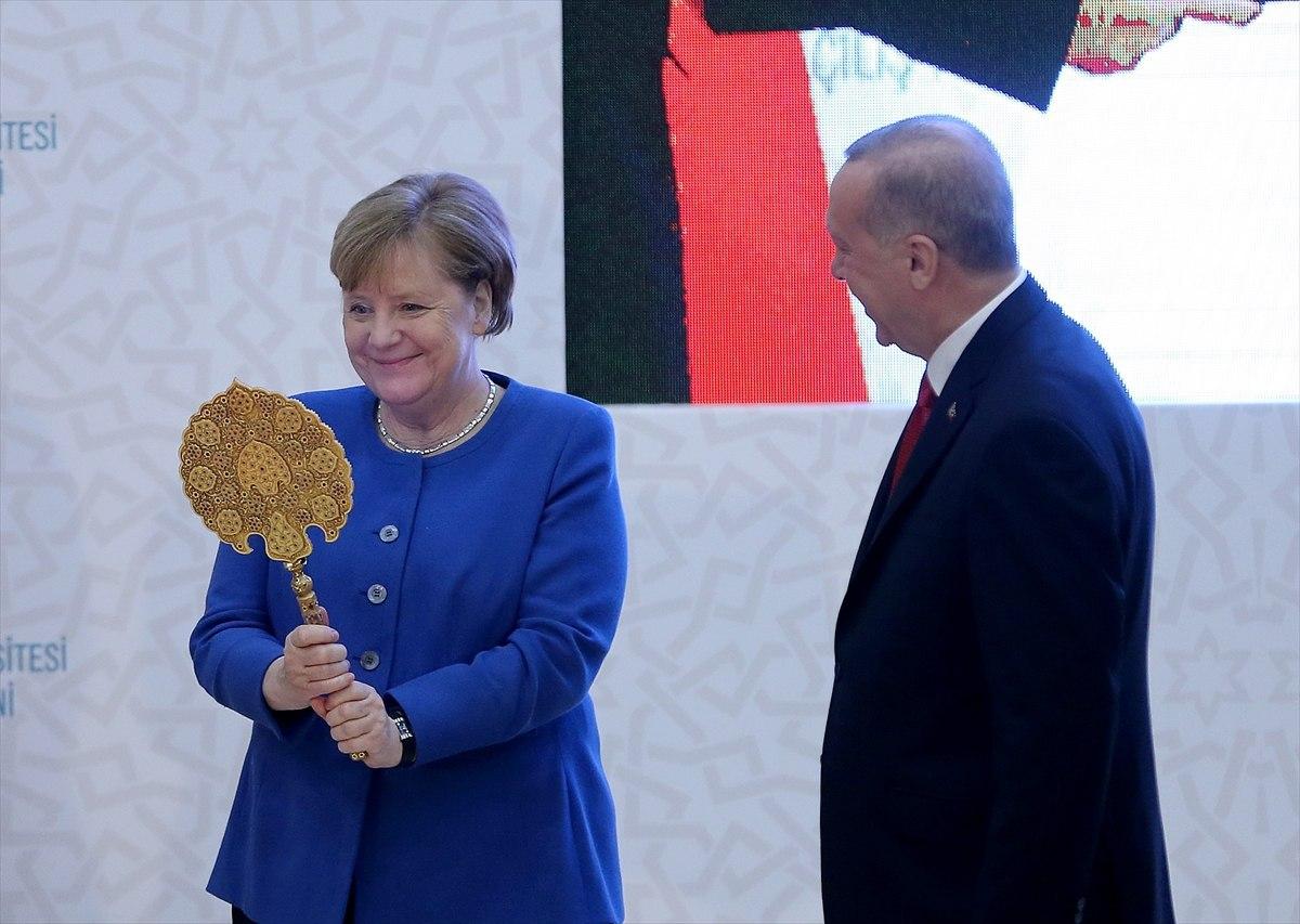 Меркель в Туреччині отримала шоломом і дзеркало для сили і багатства, фото: Sozcu