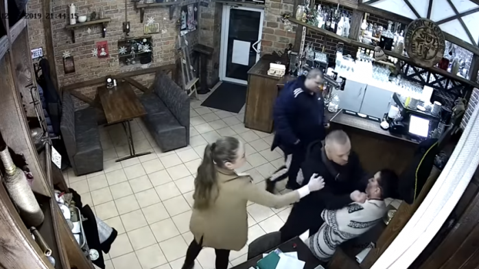 Охранник Кивы угрожал официантке перерезать горло - СМИ, фото: скриншот 