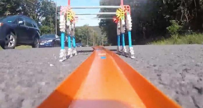 У США побудували 700-метровий трек для іграшкових авто, скріншот відео
