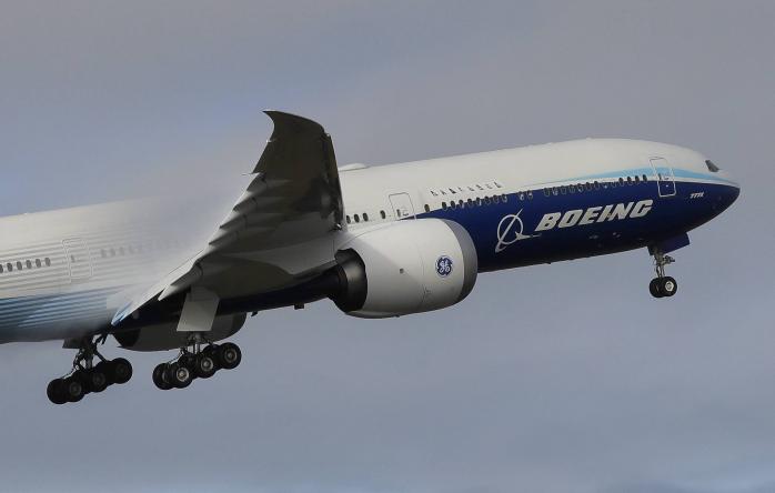 Boeing 777X вперше злетів у небо: відео випробувального польоту, фото — AP