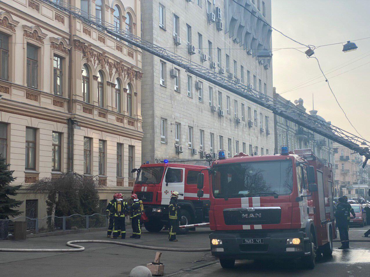 В Киеве горит Минкульт. Фото: ГСЧС