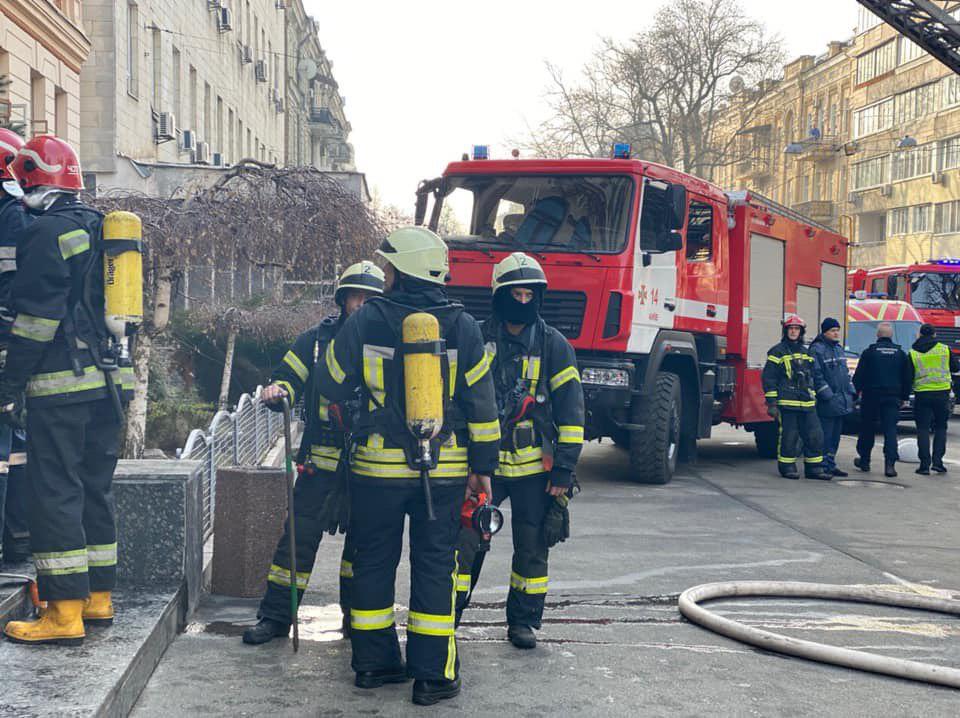 В Киеве горит Минкульт. Фото: ГСЧС