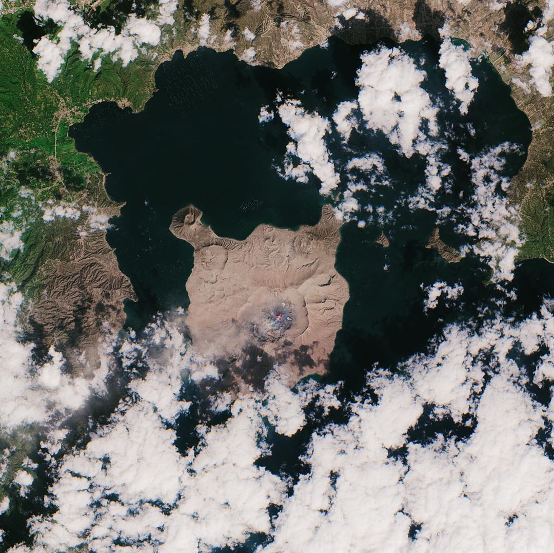 Извержение вулкана Таал на Филиппинах показали из космоса, фото: European Space Agency