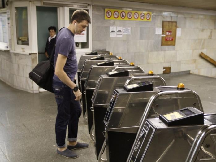 Метро в Киеве: КГГА реформирует систему проездных и ограничит действие зеленых карточек, фото — ГолосUA