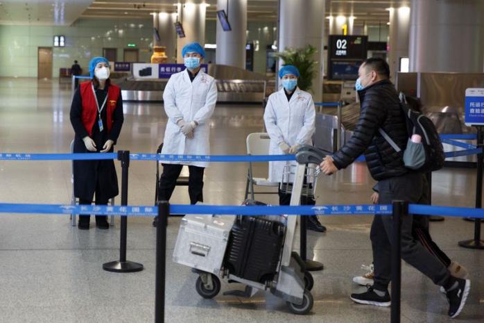 Українських туристів евакуюють з Китаю. Фото: REUTERS