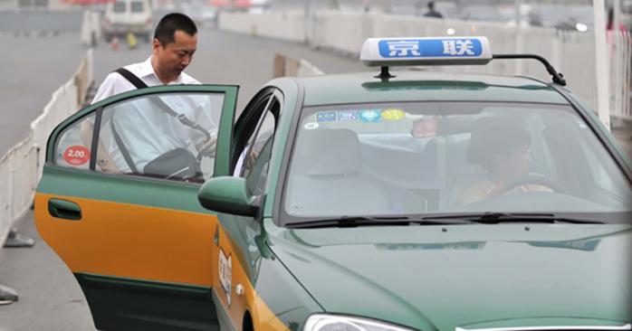 Китайский таксист выгнал из авто пассажира, который прибыл из Уханя. Фото: ykitai.com