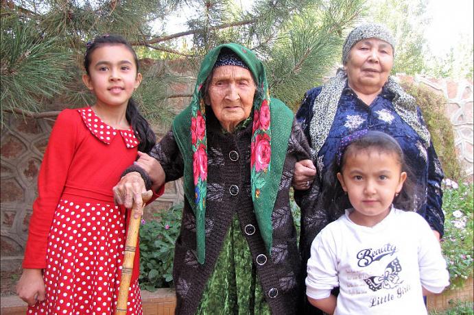 У Таджикистані померла найстаріша жінка в світі. Фото: Open Asia