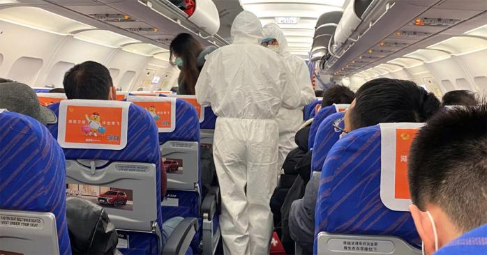Медики назвали способи уникнути зараження коронавірусом у літаку. Фото: Zik