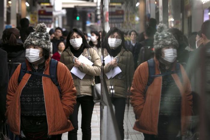У МОЗ розповіли, чи допоможе маска врятуватися від коронавірусу. Фото: AP Photo/Jae C. Hong