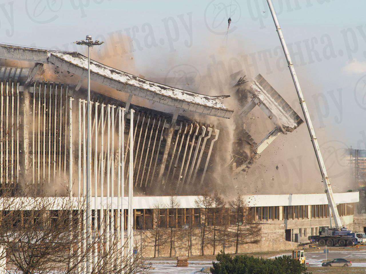 Эпическое обрушение спорткомплекса в Санкт-Петербурге сняли на видео, фото — "Фонтанка"