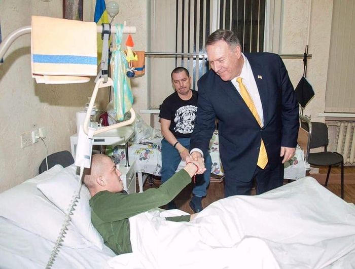 Майк Помпео посетил в госпитале украинских военных. Фото: Министерство обороны Украины