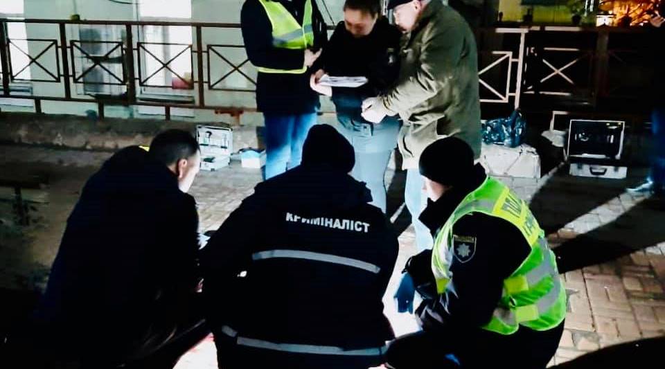 В Киеве неизвестный застрелил мужчину, забрал у него пакет и убежал, фото: Нацполиция