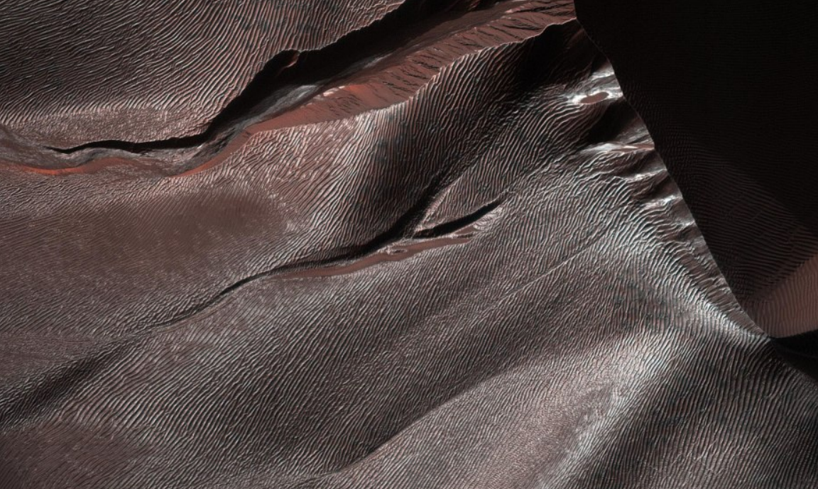 NASA показало піщані дюни Марса, фото: NASA MRO