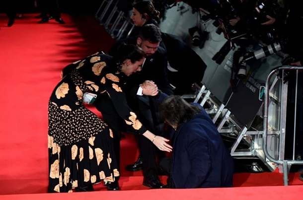 Аль Пачино впав на червоній доріжці премії BAFTA. Фото: Beyazperde