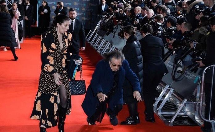 Аль Пачино упал на красной дорожке премии BAFTA. Фото: cinemageek