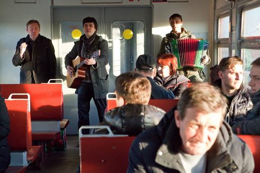 Курйози Росії: пасажирів електричок висаджуватимуть, якщо вони погано пахнуть і співають, фото — Нова газета