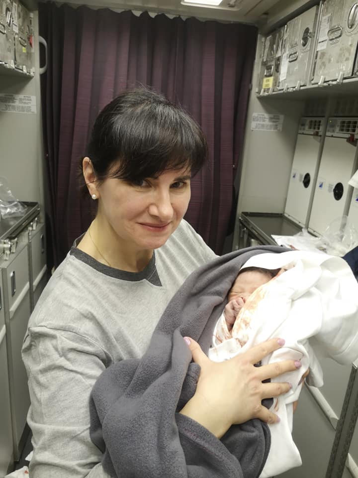 Украинка приняла роды на борту самолета. Фото: Елена Федченко в Facebook
