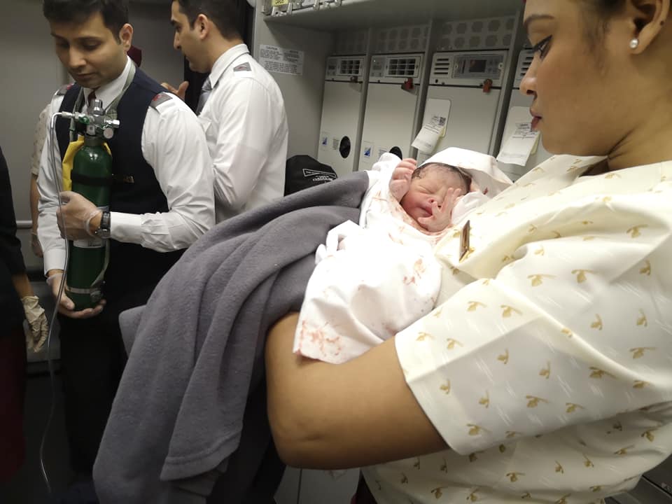 Українка прийняла пологи на борту літака. Фото: Олена Федченко у Facebook