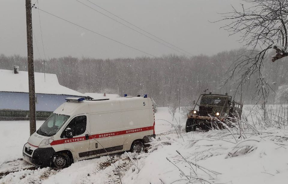 Погода в Україні додала роботи рятувальникам: прибирають повалені дерева та витягують автомобілі / Фото: ДСНС