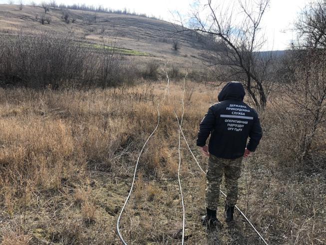 Полукилометровый спиртопровод нашли на границе с Молдовой, фото — ГНСУ