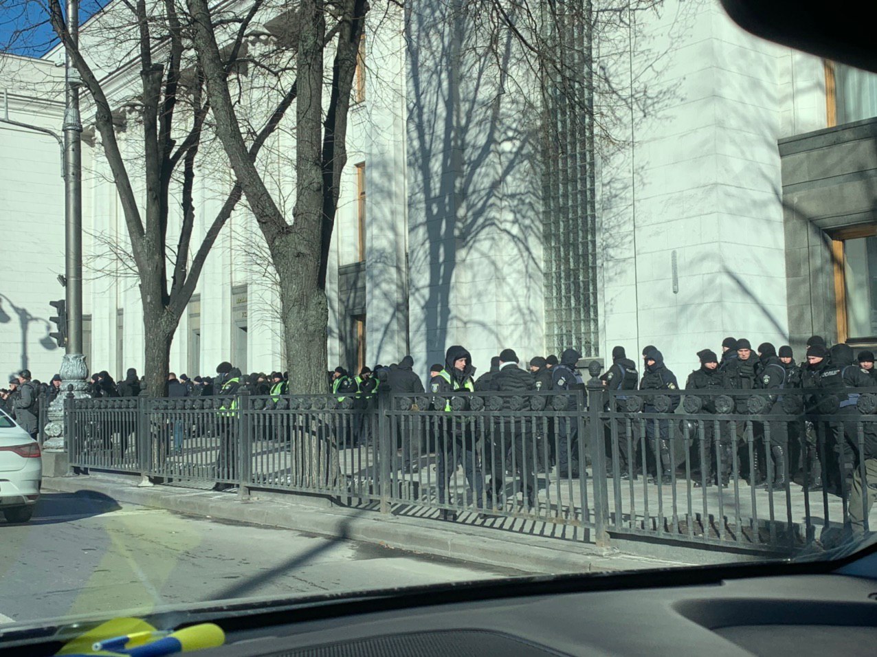 Раду усиленно охраняют правоохранители. Фото: Андрей Смолий