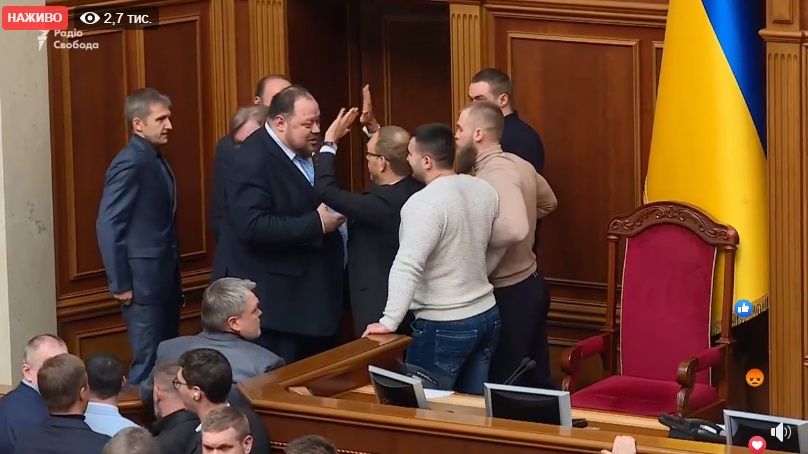 Депутаты заблокировали трибуну Рады. Скриншот трансляции заседания 