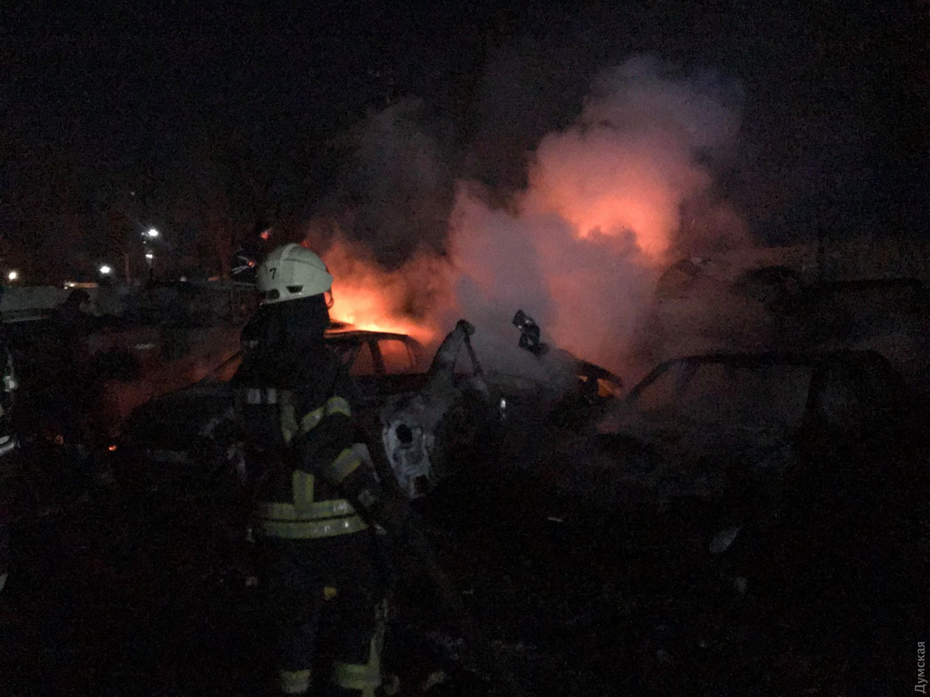 Нова пожежа в Одесі: на штрафмайданчику згоріло 20 авто, фото — ДСНС