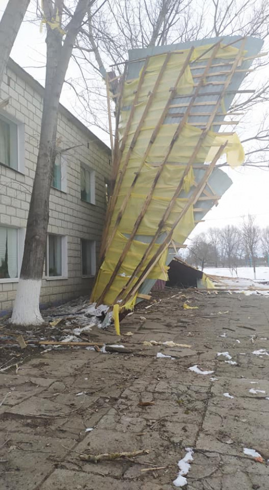 В Одеській області вітер позривав дахи. Фото: Думська
