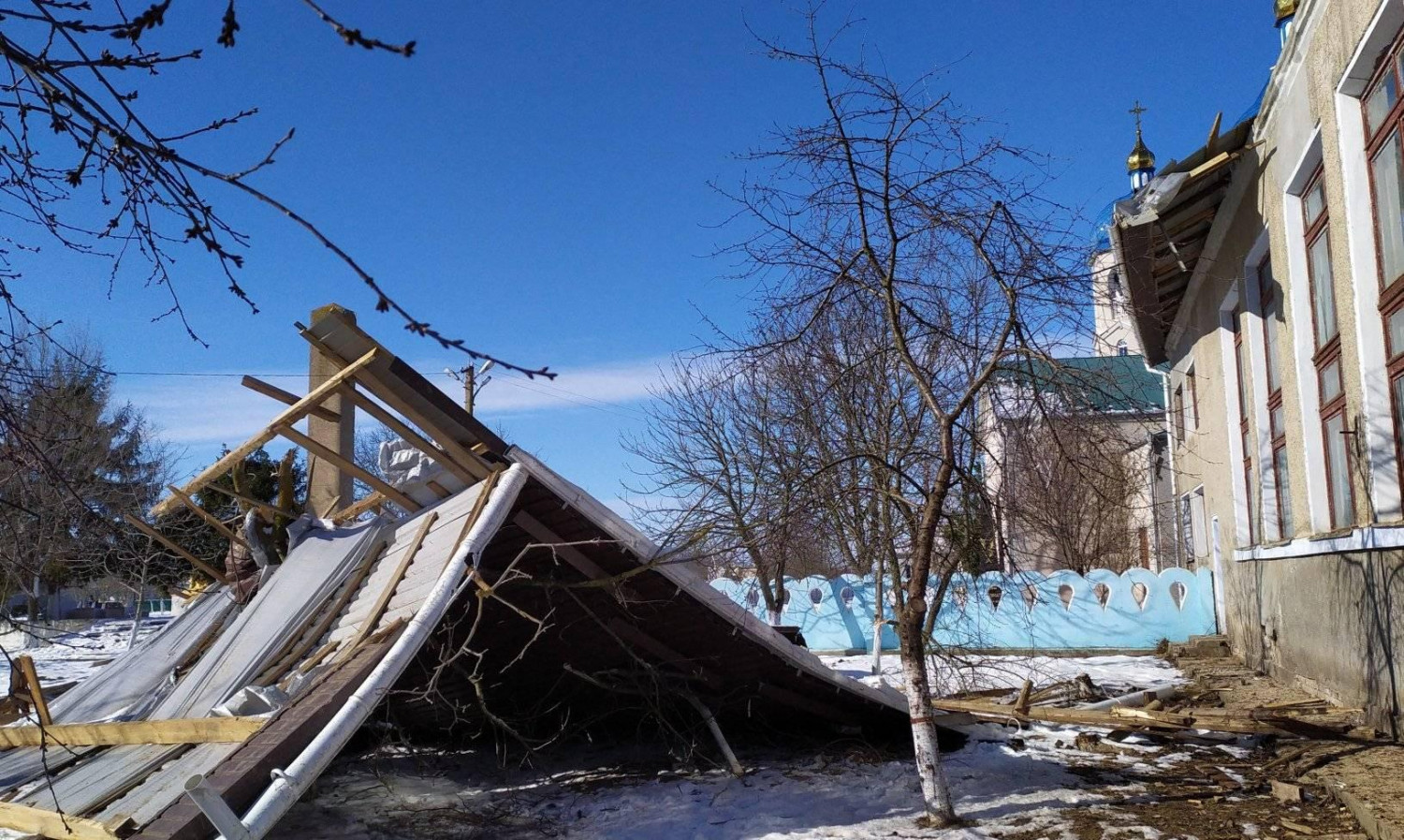 В Одеській області вітер позривав дахи. Фото: Думська