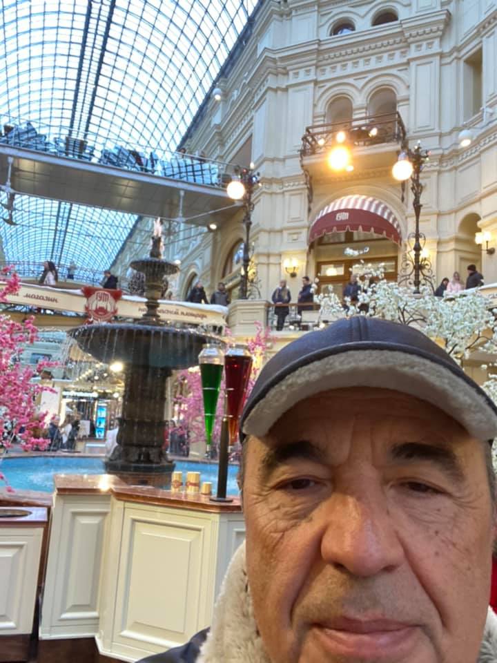 Комитетскую неделю в Раде Рабинович проводит в Москве, гуляя возле Кремля и по магазинам, фото — Фейсбук В.Рабинович