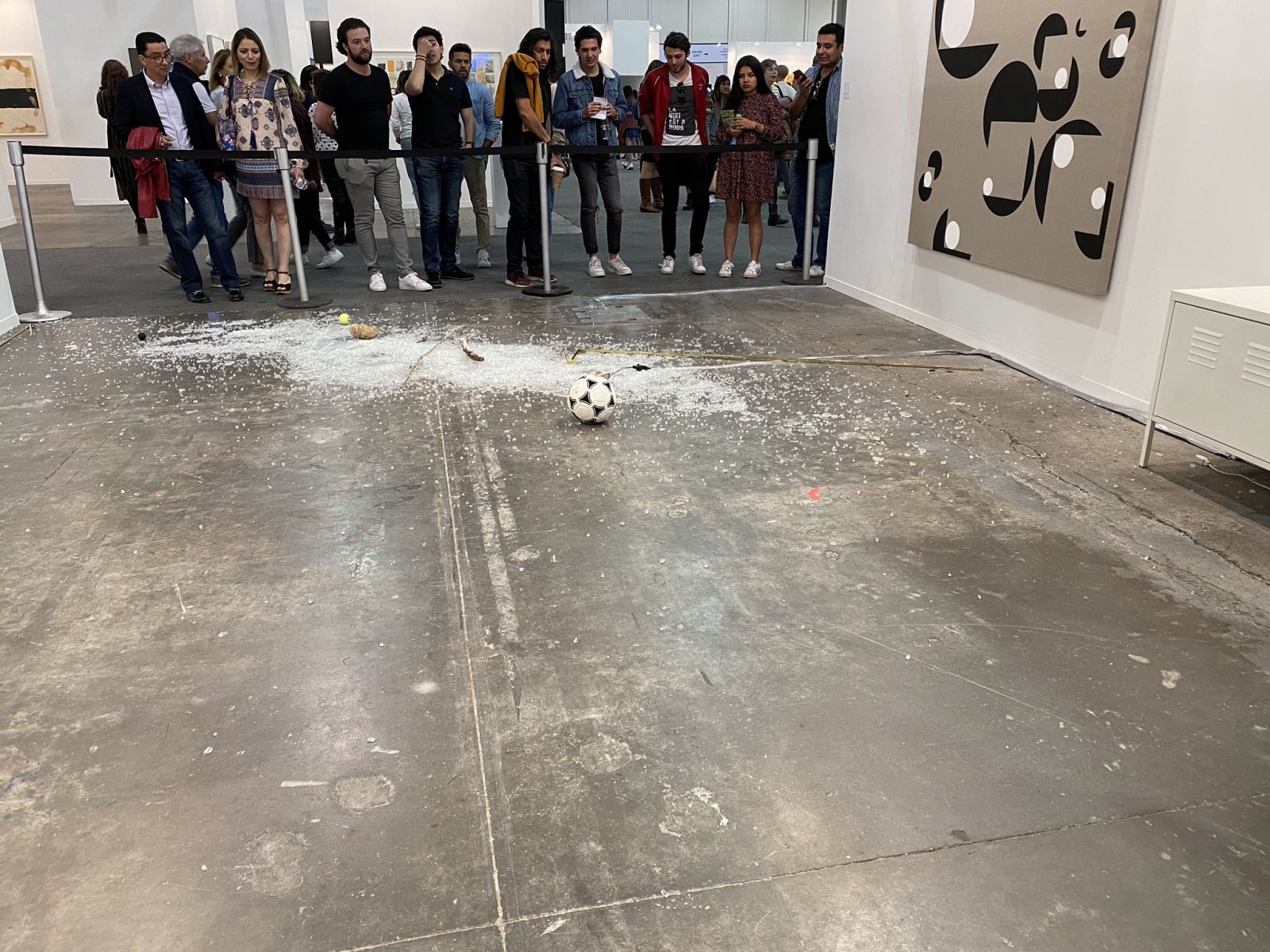Курьезы: критик разбила арт-объект за 20 тыс. долл. на выставке в Мексике, фото — twitter.com/grazalce