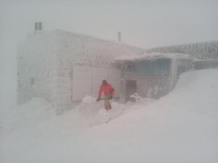 Погода у Карпатах: сніговий шторм охопив високогір’я, туристів просять відмовитися від мандрівок / Фото: Фейсбук