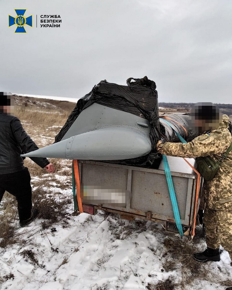 На Луганщині чоловік намагався вивезти до РФ частину військового гелікоптера. Фото: СБУ