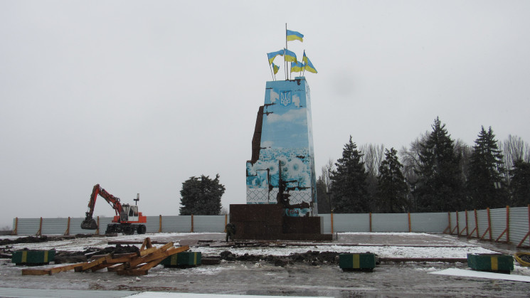 Залишки пам'ятника Леніну прибирають у Запоріжжі. Фото: Depo.Запоріжжя