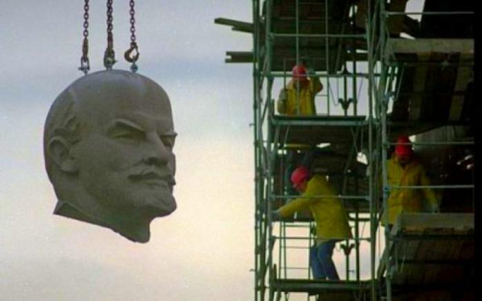 Остатки памятника Ленину убирают в Запорожье. Фото: Новая газета