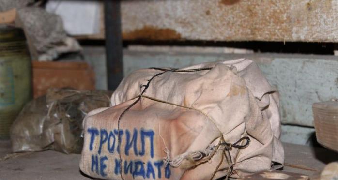 Взрывчатка в подвале: в Белой Церкви нашли пакет с тротилом, фото - Нацполиция