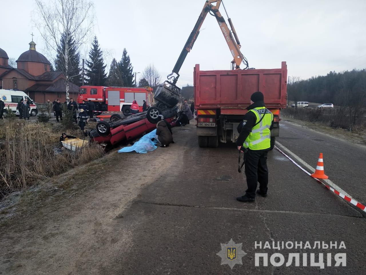 В ДТП на Львовщине погибли четверо парней: авто слетело в озеро и перевернулось, фото — Нацполиция