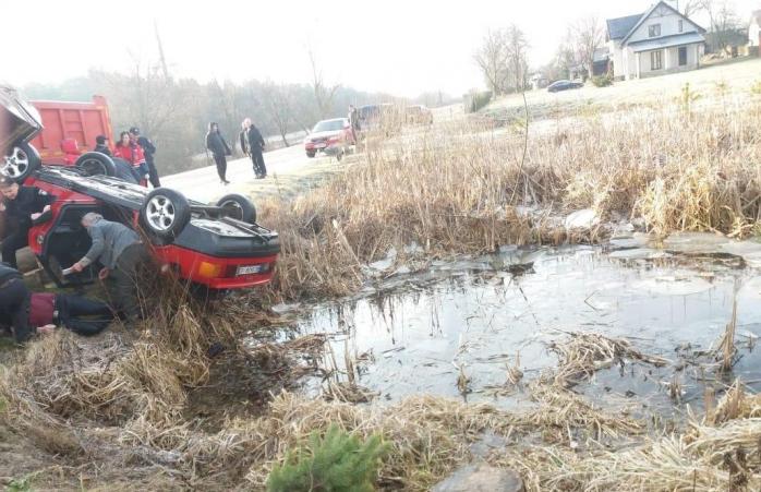 В ДТП на Львовщине погибли четверо парней: авто слетело в озеро и перевернулось, фото — Нацполиция