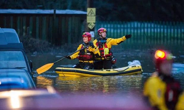 Шторм «Денніс» шокував Велику Британію: троє загиблих, паводки на річках і жорсткі приземлення літаків, фото — The Guardian